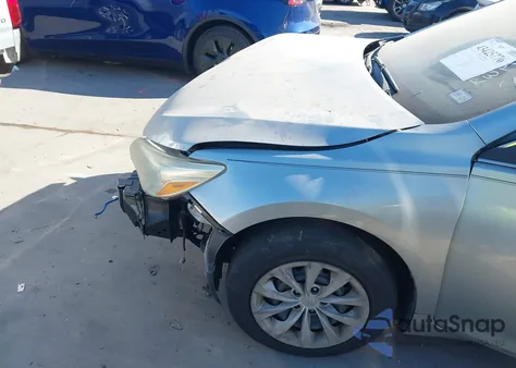 2015 Toyota Camry Hybrid Le z USA, uszkodzony, nr VIN 4T1BD1FK5FU155684